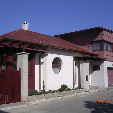 Besenyei Apartman Sarvar Ngoại thất bức ảnh