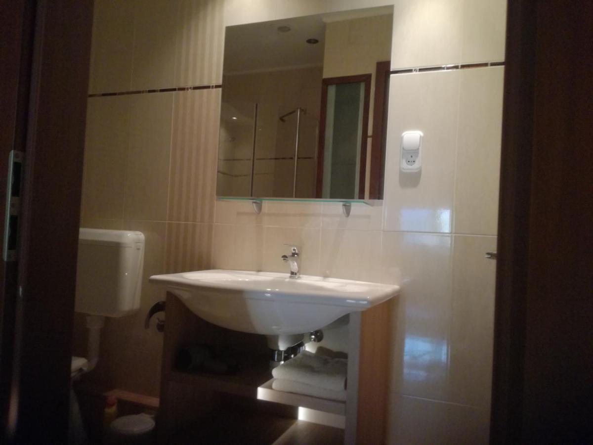 Besenyei Apartman Sarvar Ngoại thất bức ảnh
